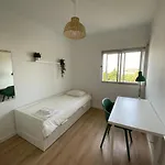 Carcavelos & Nova Sbe Private In Shared Serviced 24 *