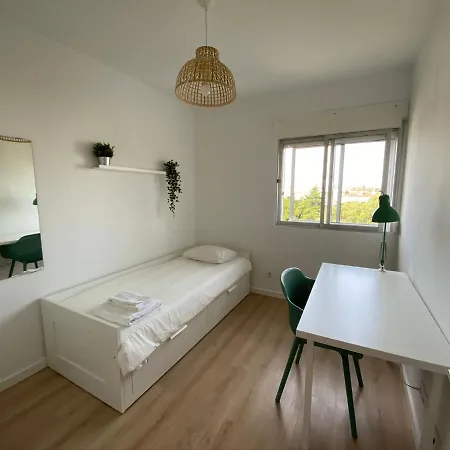 Carcavelos & Nova Sbe Private In Shared Serviced 24 *