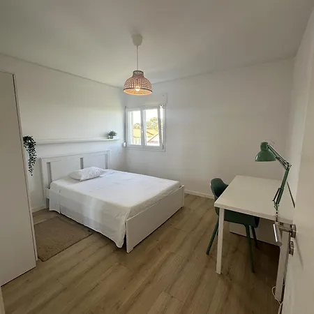 Carcavelos & Nova Sbe Private In Shared Serviced 24 * Oeiras